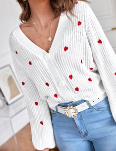 Cardigan tricoté blanc tout doux coeurs rouges contrastants brodés