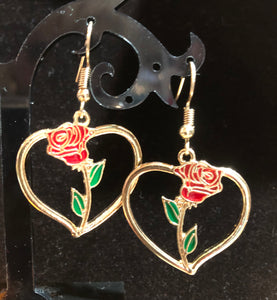 Boucles d’oreilles dorées, forme coeur, rose au centre