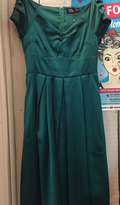 Robe style vintage satin décolleté bateau